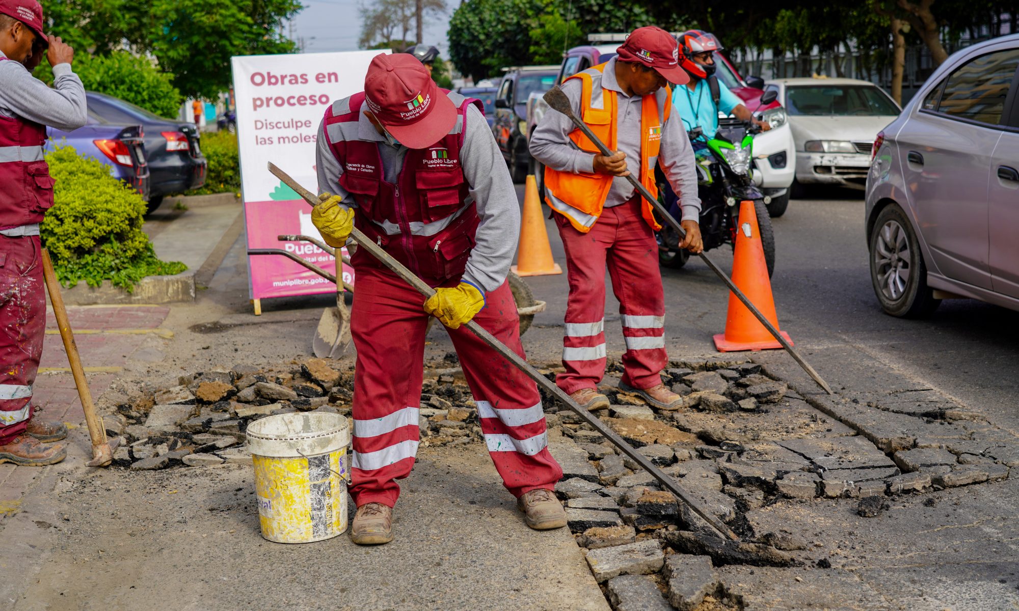 Trabajos de recuperación y mantenimiento de la pista de la avenida Colombia