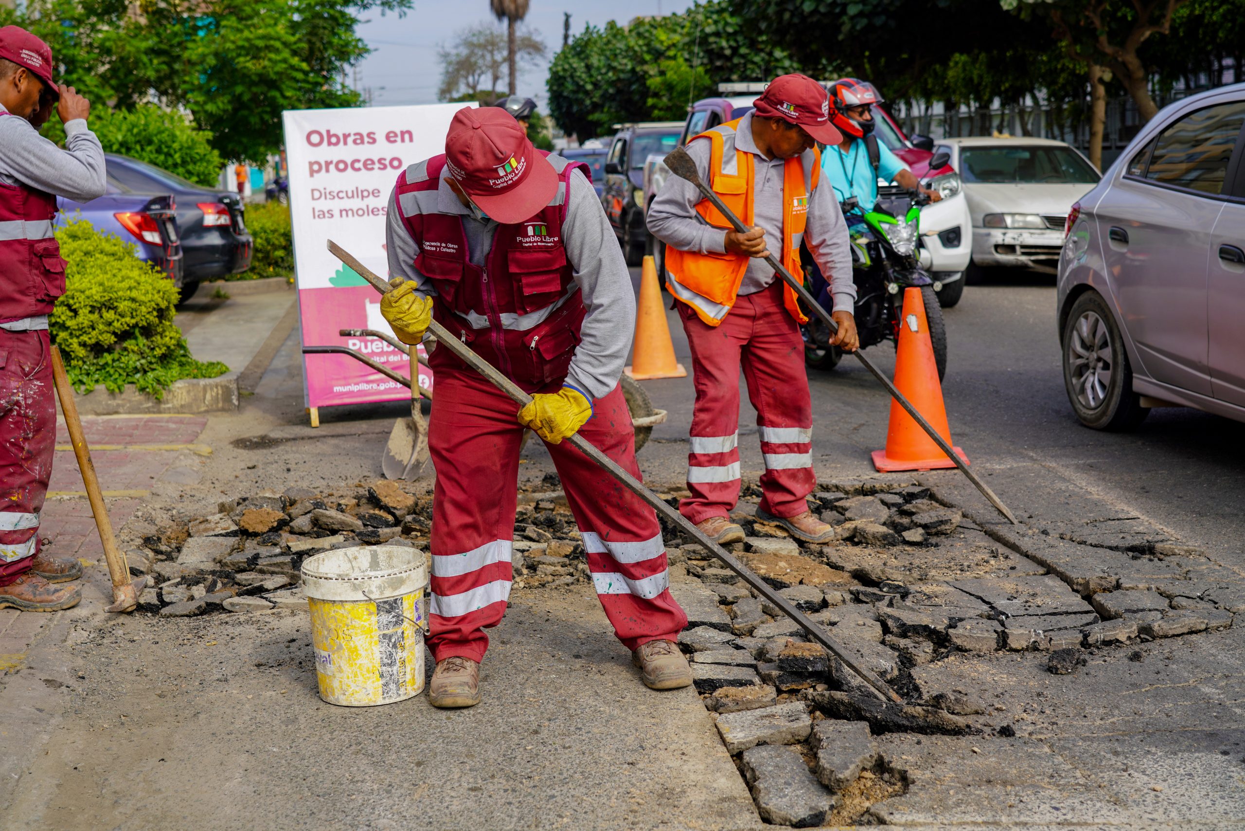 Trabajos de recuperación y mantenimiento de la pista de la avenida Colombia
