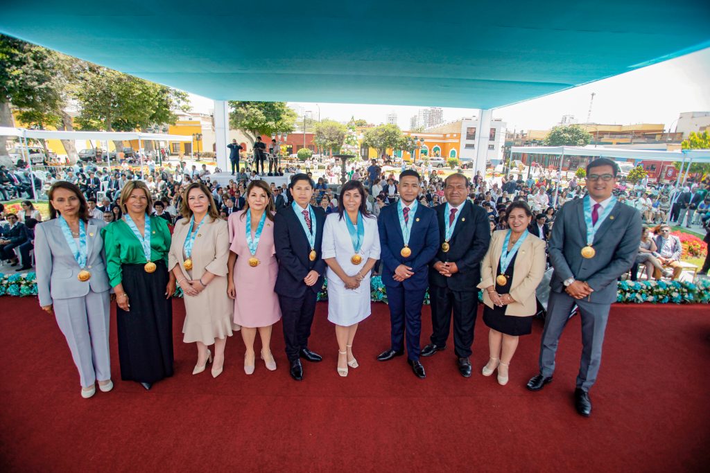 Alcaldesa del distrito de Pueblo Libre, Mónica Tello López junto al cuerpo de regidores distritales.